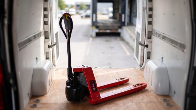 Paleciak elektryczny na pace dostawczaka