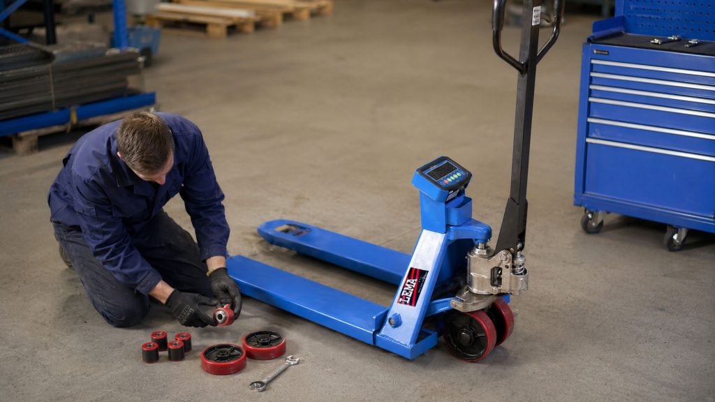 Wymiana kół i rolek w wózku paletowym