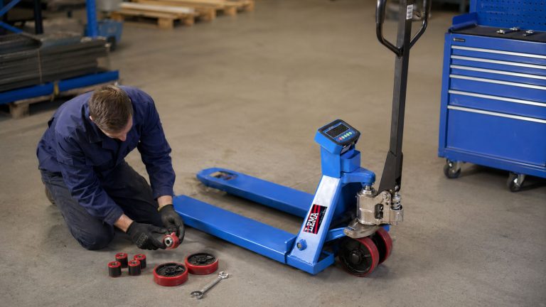 Wymiana kół i rolek w wózku paletowym